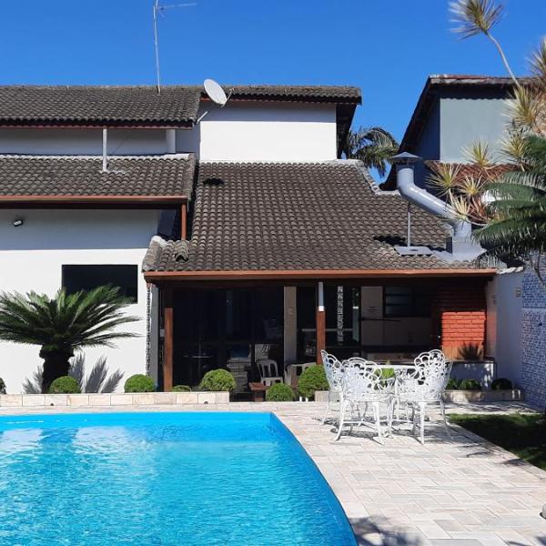 Lindo Sobrado com Piscina em Condomínio Fechado