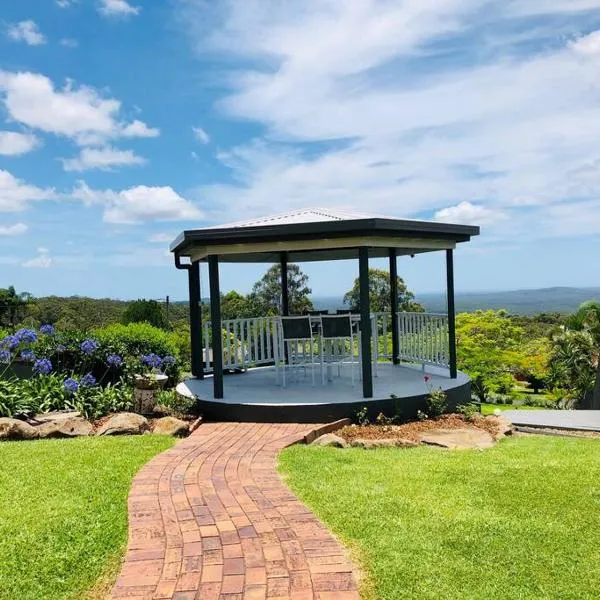 Stunning Home in Mt Mellum with Panoramic Coastal Views, hótel í Bald Knob