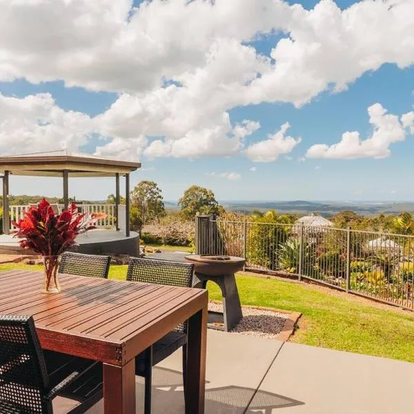 Stunning Home in Mt Mellum with Panoramic Coastal Views, hotel din Glenview