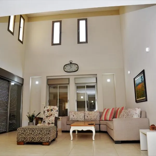וילה על ההר - וילה מהממת למשפחות עם בריכה, hotel v destinaci Poriyya