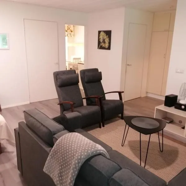 Majoituspalvelu Nurmi Apartment Peipontie 3 A Saunallinen Huoneisto, hotel a Raahe