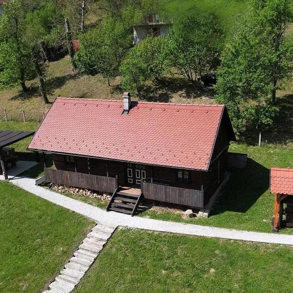 Tradicionalna zagorska drvena kuća Stara murva, hôtel à Tuheljske Toplice