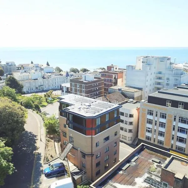 THE PAD by the beach Penthouse apartment with sunset and city views, hotell sihtkohas Bournemouth