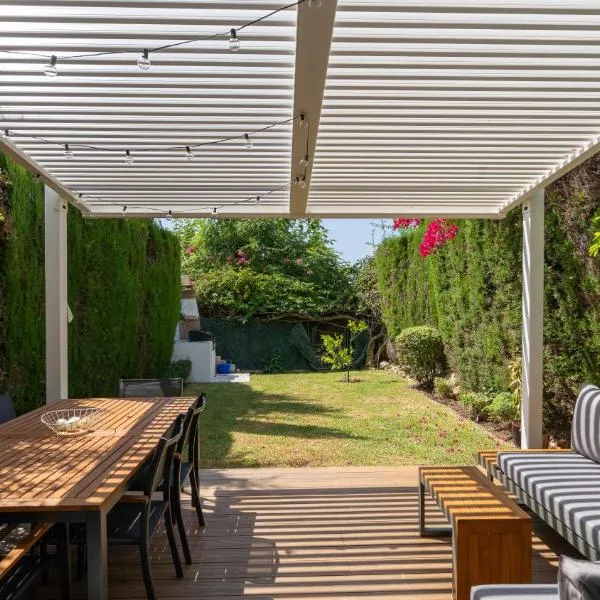 Marbella golden mile townhouse with garden, bbq and walking distance to beach and old town, Hotel in Marbella