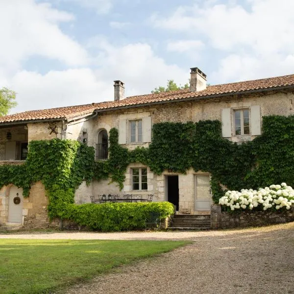 LA CROIX DES GRANGES, hotel v destinaci Chapdeuil