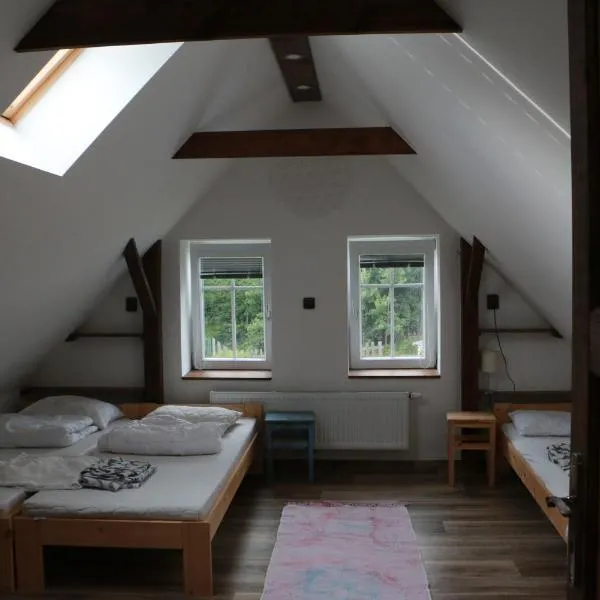 Apartmán Pod střechou - Jelení chata Skladanka, hotel v destinaci Lučany nad Nisou