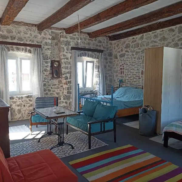 19th century stone house on the seashore, hotel en Radovići