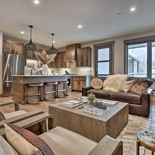 Winter Park Condo w/Hot Tub & 4 Mi to Skiing, hotel v destinaci Winter Park