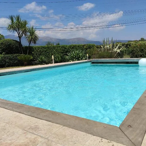 Superbe villa de charme avec piscine chauffée – hotel w mieście Roquefort-les-Pins