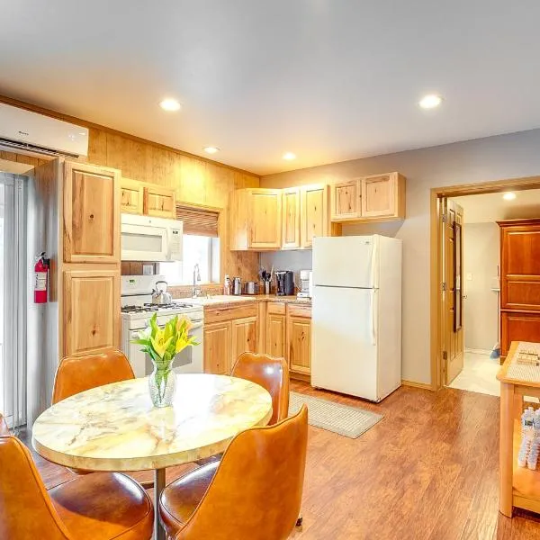 Murphysboro Retreat w/ Deck Near Kinkaid Lake!,Murphysboro的飯店