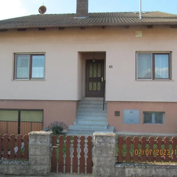 Gästehaus M, hotel v destinaci Poysdorf