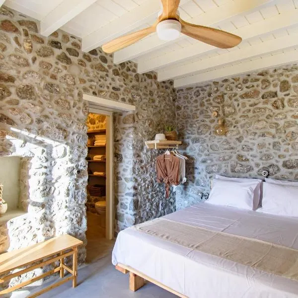 Perivoli A Traditional Eco-Accommodation in a Private Cultivated Garden，位于Mandrakion的酒店