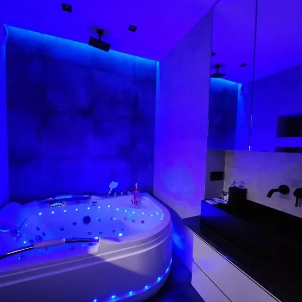 WARSZAWA CENTRAL HOUSE - Studios in Warsaw with Private Jacuzzi, full access to Sauna, Gym and Billards - Studia z prywatnym Jacuzzi oraz dostępem do sauny, siłowni i bilarda, khách sạn ở Warsaw
