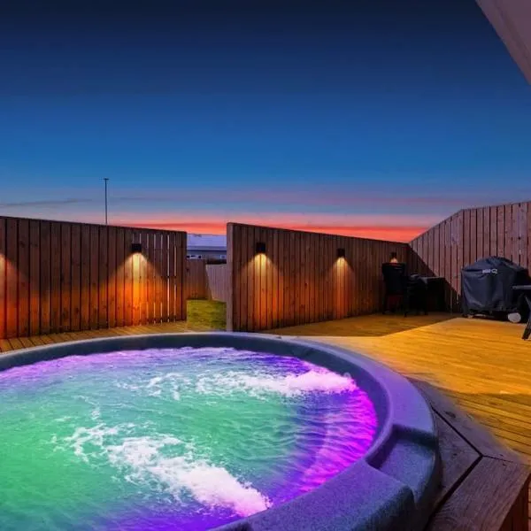 Venture Vacation-Family Friendly Retreat-HOT TUB, hotel in Reynivellir
