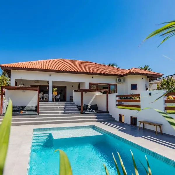 Villa Blou, steps from the Jan Thiel Beach, hotel v destinaci Jan Thiel