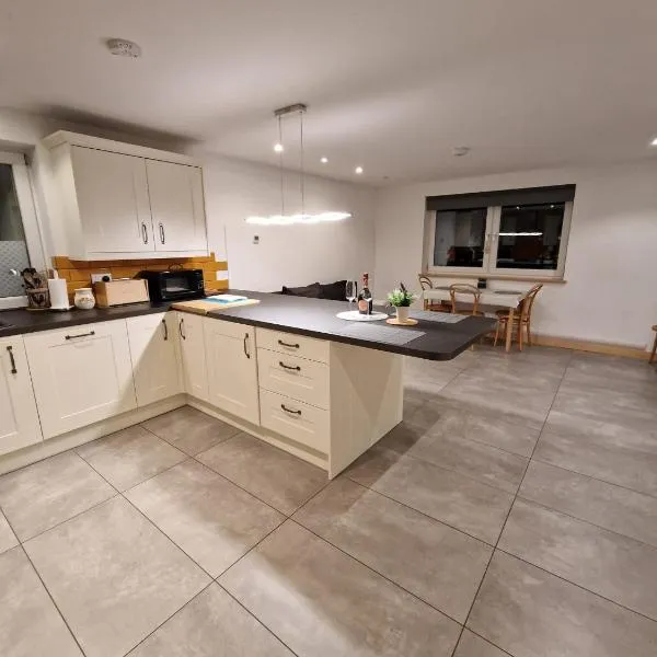 Modern two bedroom house, hotel v destinaci Ormiston