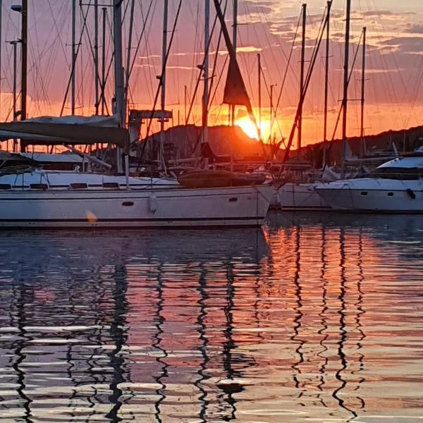 Porquerolles - Nuit insolite à bord du Défi Fou, hotel v destinaci Porquerolles