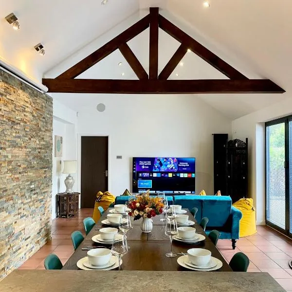 6 Bedroom Bungalow Ascot Racecourse LegoLand Windsor Castle 75" TV, hotel en Ascot