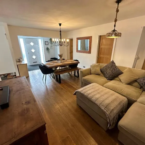 Your Perfect Getaway with Hot Tub, hotel in Hale