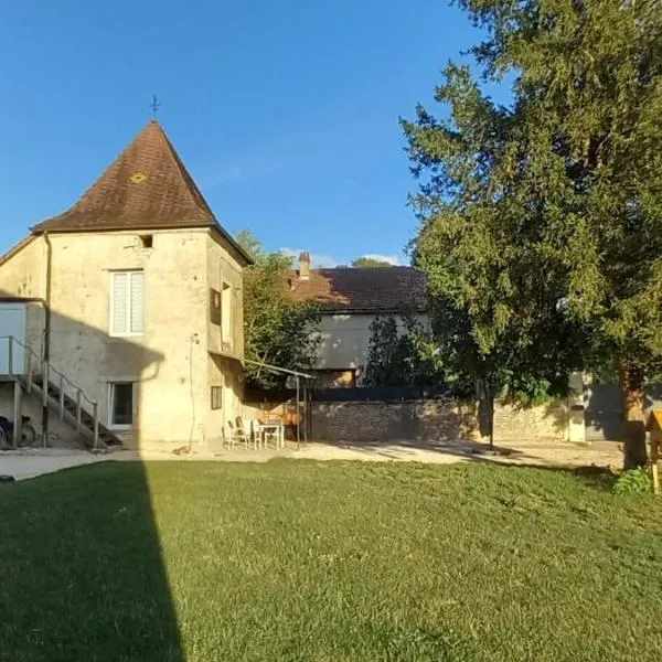 Suite privée indépendant dans ancien pigeonniet, hotell i Montigny-sur-Vingeanne