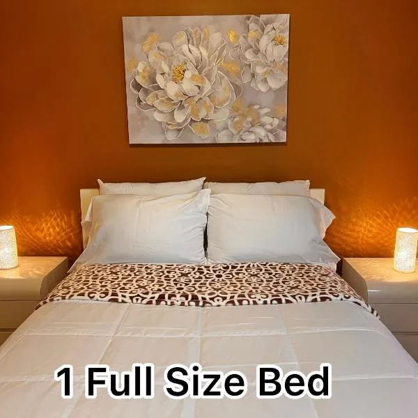 Spotless guest room with shared bathroom, hotel v Orlandu