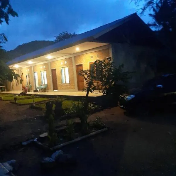 RIUNG LALONG TERONG Guest House, hotel v destinaci Riung