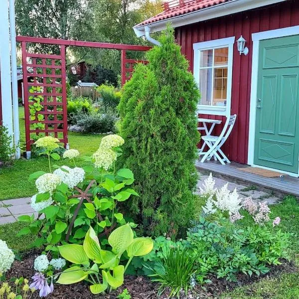 Cabin located in a traditionally Swedish setting!, hotel a Tavelsjö