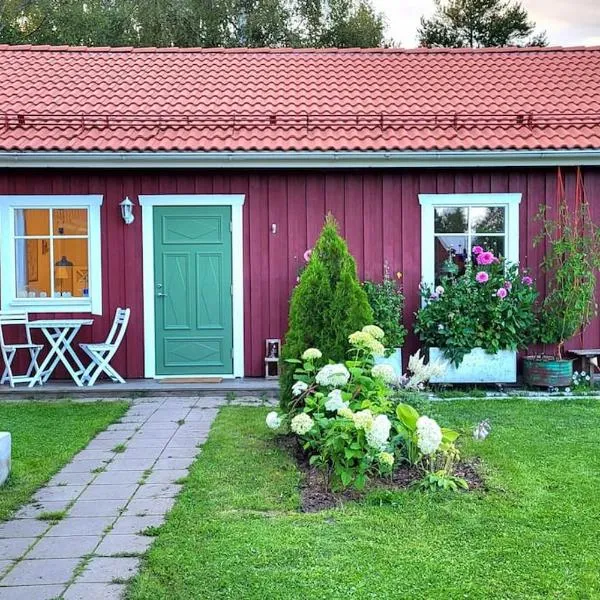 Cabin located in a traditionally Swedish setting!, hotel v destinaci Umeå