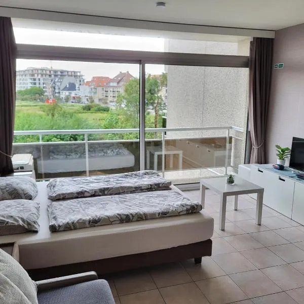 Studio Astrid at 100 meter from sea with Parking place, hotel em Bredene