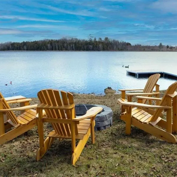 Luxury private lake house, hotel v destinaci Kawartha Lakes