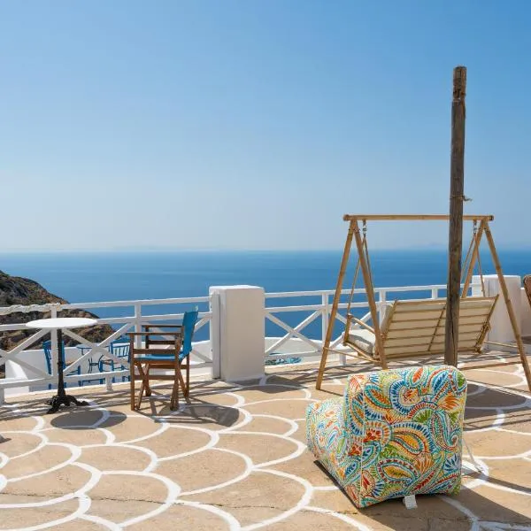 Sifnos - Sikinos Sunset: Sikinos şehrinde bir otel