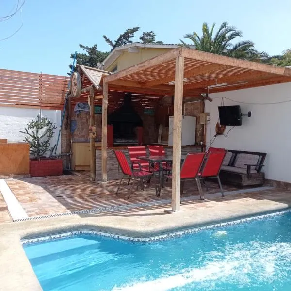 Cómoda casa con piscina, hotel i Poconchile