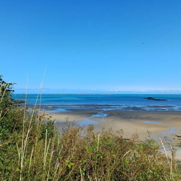 chambre d'hôte privative " la maison bleue à la mer", khách sạn ở Gicquel