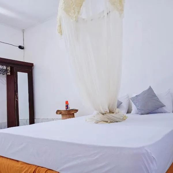 Rocky homestay lakey nangas beach, hotel v destinaci Huu