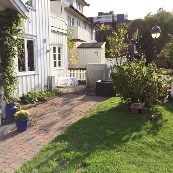 Cosy flat for 4 persons, hotel a Høvåg