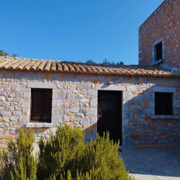 The Two Carob Trees, Traditional Stonehouse, Nikandri, Pirgos Diros, hôtel à Khalíkia