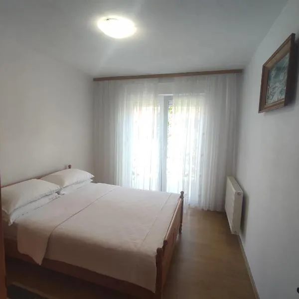 Apartman Bor, מלון בליבנו