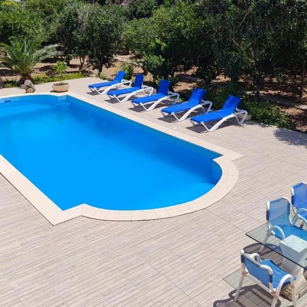 Stunning Villa with Pool, Table tennis, Table soccer and a Pool table: Naxxar şehrinde bir otel