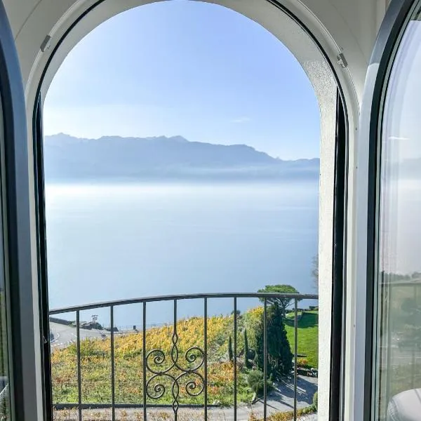 Room with 360° view overlooking Lake Geneva and Alps, hotel in Puidoux