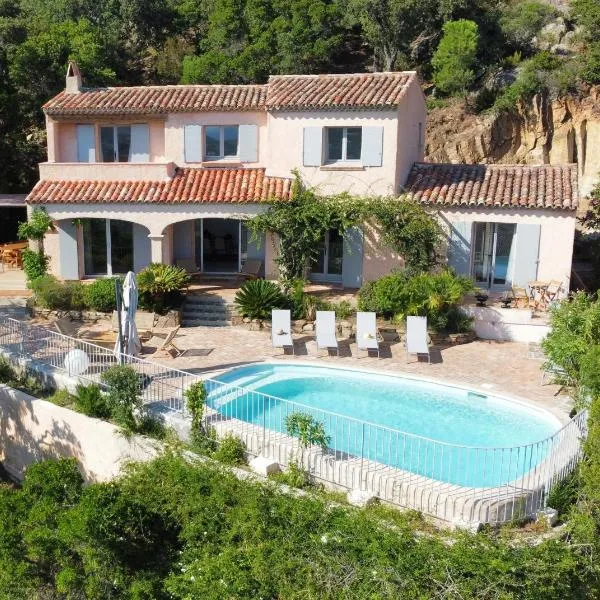 Villa les santons vue panoramique mer Golfe de Saint Tropez 4 étoiles, hotel in Cavalaire-sur-Mer
