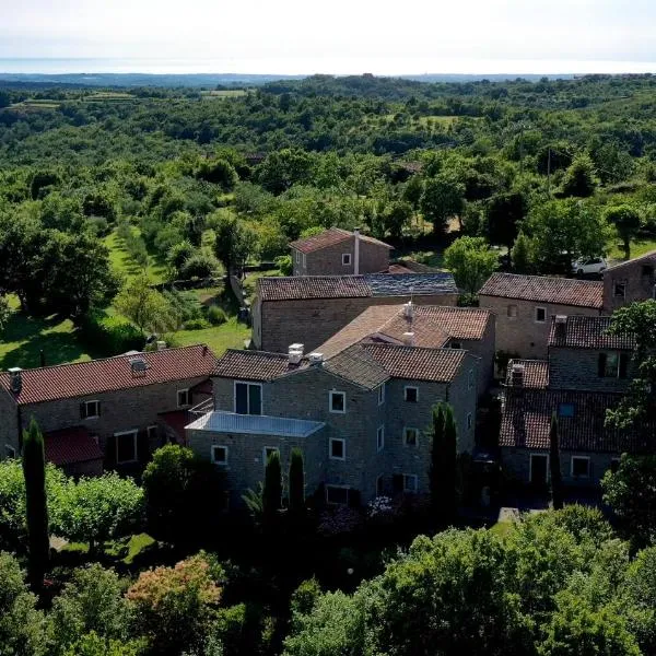 L'abbraccio della quercia, hotel Momjanban