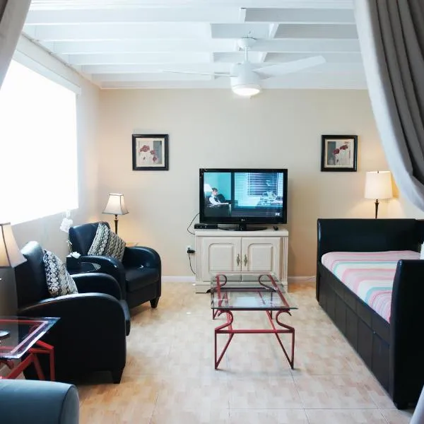 Castle L1 Double-Loft Condo with Beach Access, Pool, Tennis and Free Parking!, hotel v Miami Beach