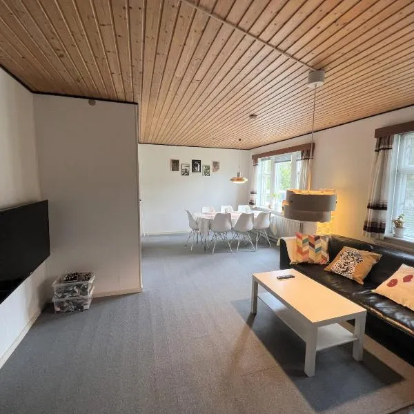 The Yellow House, Beach 5mins Drive, 3BR with free parking, Fast Fiber Internet, hotel v destinaci Rodby