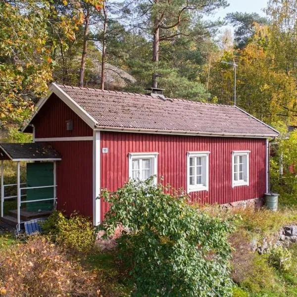 Little Guesthouse Cabin, Once Home to Lotta Svärd, hotel in Raasepori