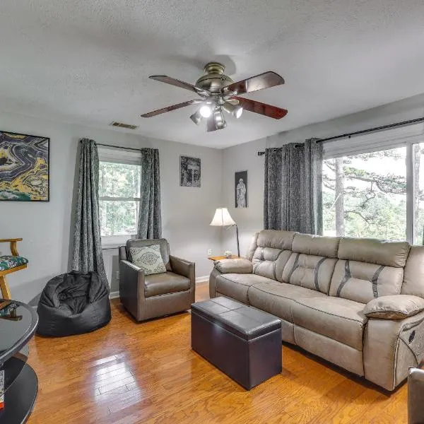 4 Mi to Dtwn! Ozarks Hideaway w/ Furnished Deck, хотел в Юрека Спрингс