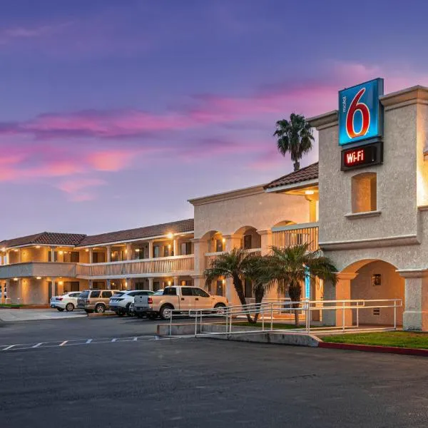 Motel 6-Carlsbad, CA Beach: Carlsbad şehrinde bir otel