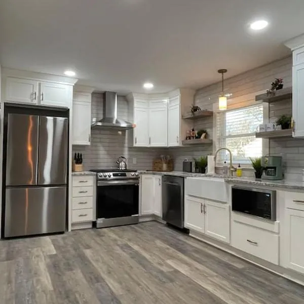 Freshly-remodeled, dog-friendly Westwood charmer!, hotell i Westwood