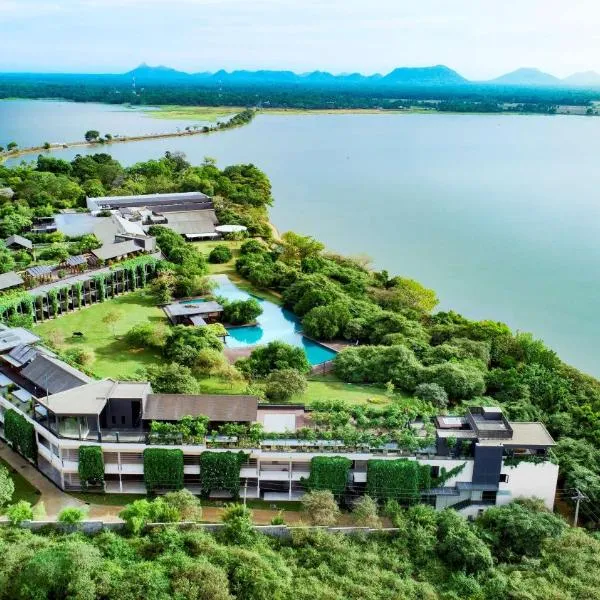 DoubleTree by Hilton Weerawila Rajawarna Resort, hotel en Weerawila