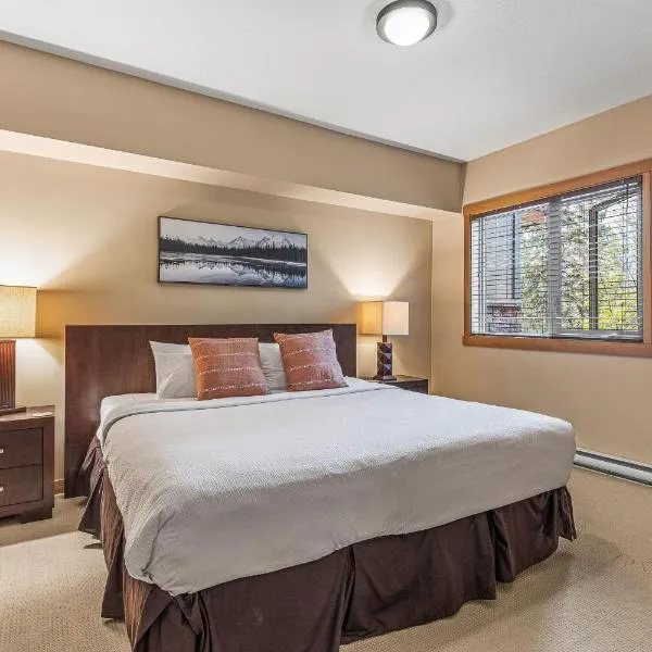 Spacious King Bed with Pool & Hot Tubs, hotel v destinaci Canmore