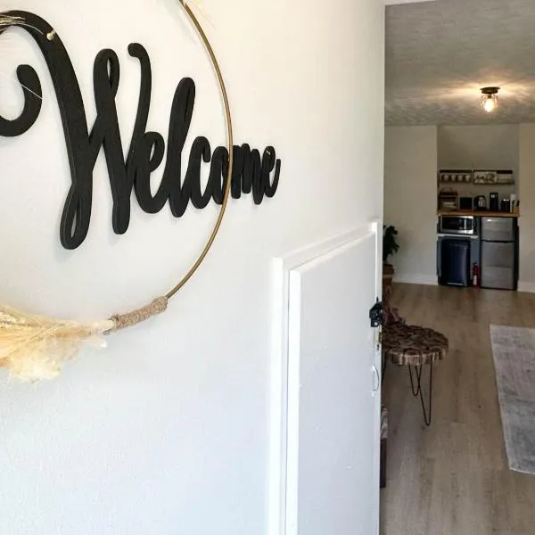 Dreamy Boho Remodeled Cottage with Mountain Views, hotel v destinaci Sparta